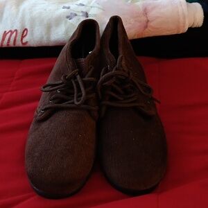 Women shoes brown never wore.